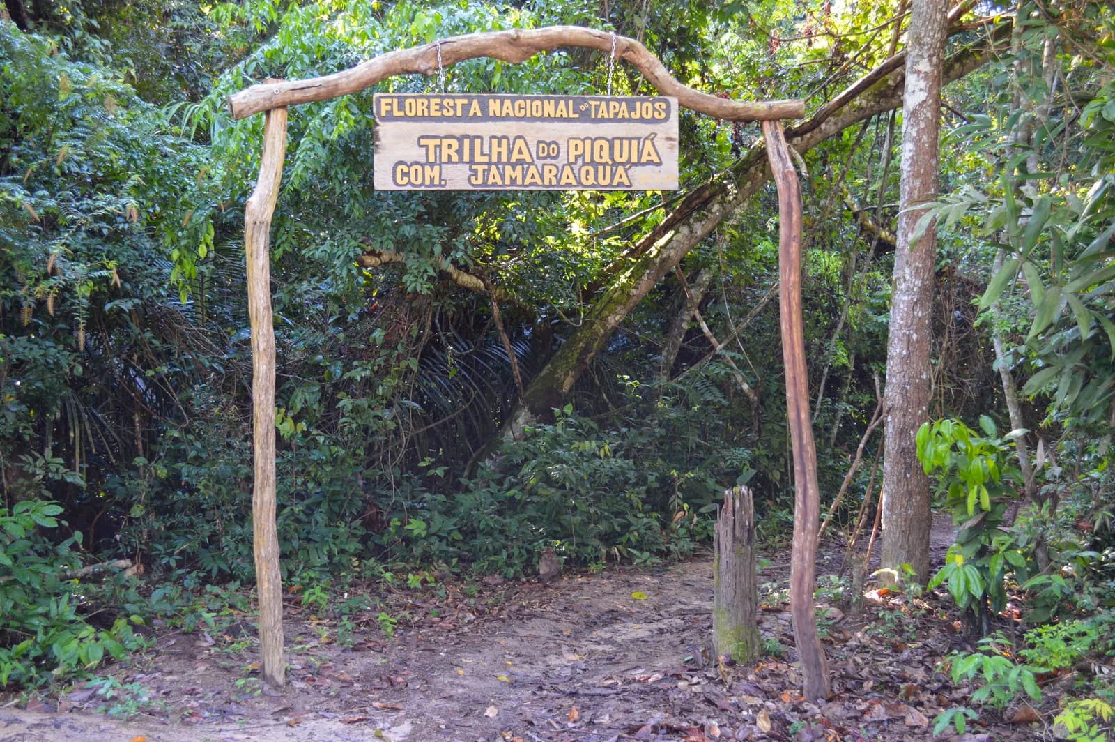 Placa de entrada da Trilha do Piquiá na Comunidade Jamaraquá
