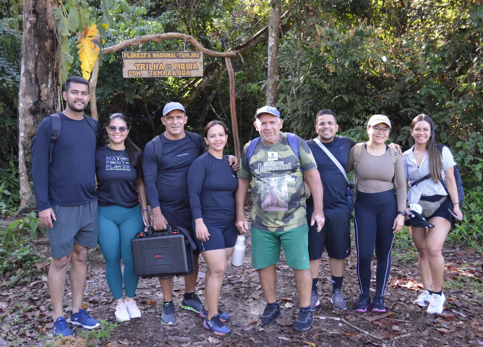 Grupo do passeio com guias locais na entrada da Trilha do Piquiá